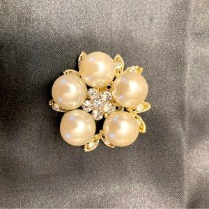 Vintage Pearl clip on brooch